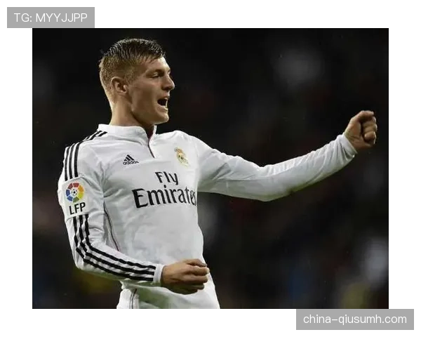 克罗斯直塞精度提升如何撕裂防线？角色转型强化中场掌控力