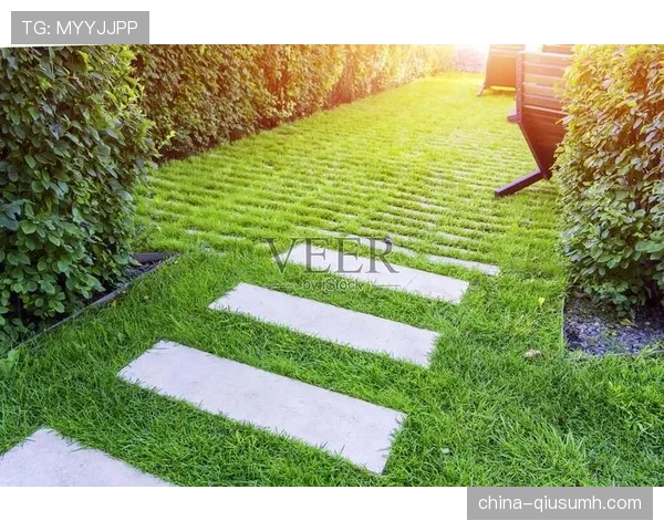 小威廉姆斯刚发的遛娃照——后院那块草坪把我这辈子工资给比下去了