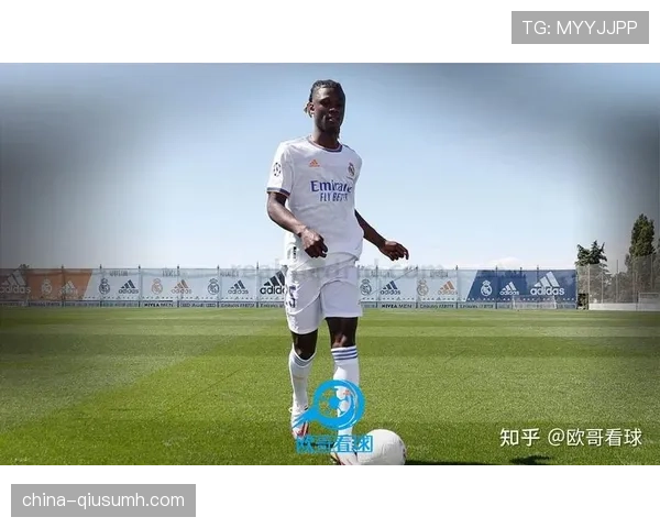 卡马文加与巴雷拉中场活动范围差异的核心机制解析